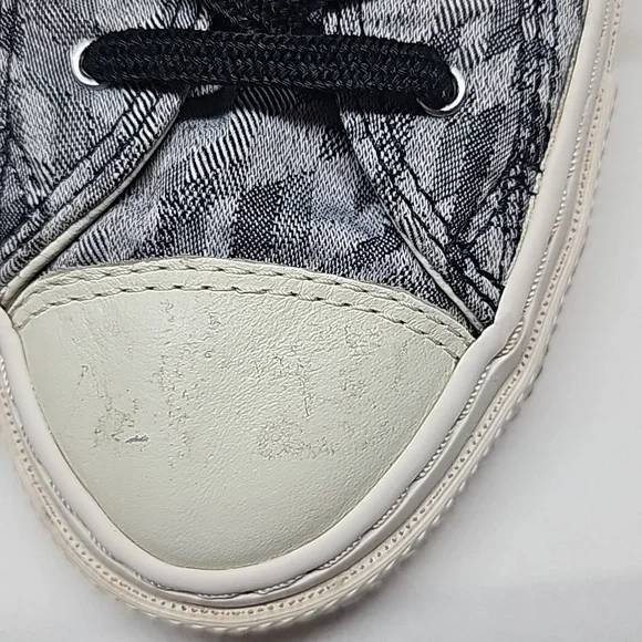 Converse Shoes in Men's Size 6 Women's Size 8 - Picture 3 of 6